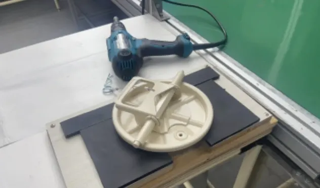 組裝治具上的零件與電動工具