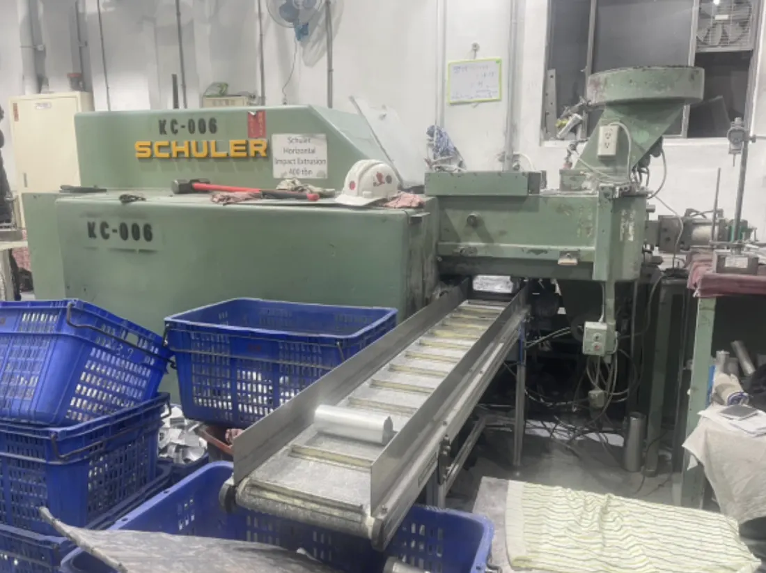 400 噸擠型機，輸送帶上有剛擠出的鋁筒